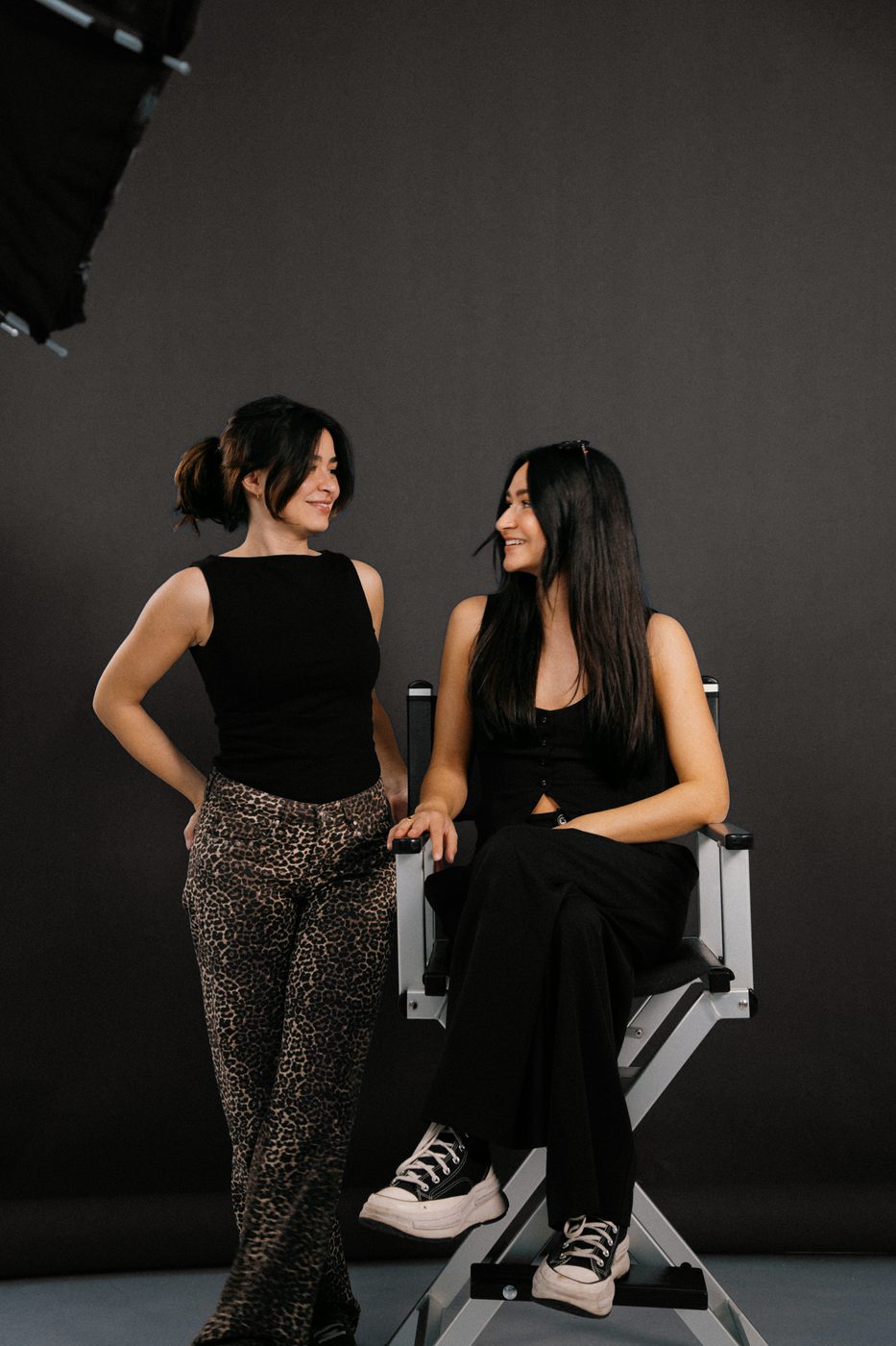 Amina und Aischa Nuri, Gründerinnen von sun&social, bei der Arbeit